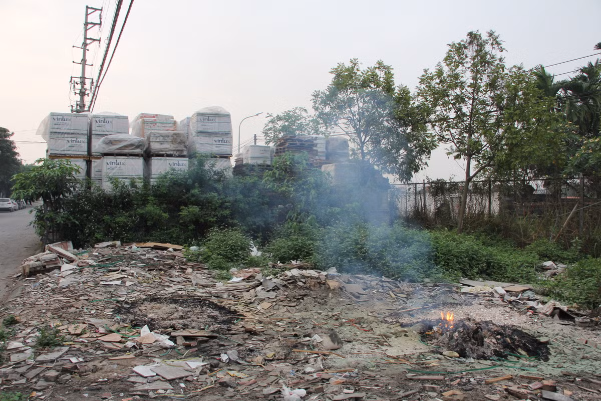Ngay trong điểm công nghiệp Di Trạch (huyện Hoài Đức) cũng diễn ra tình trạng đốt chất thải gây ô nhiễm môi trường.