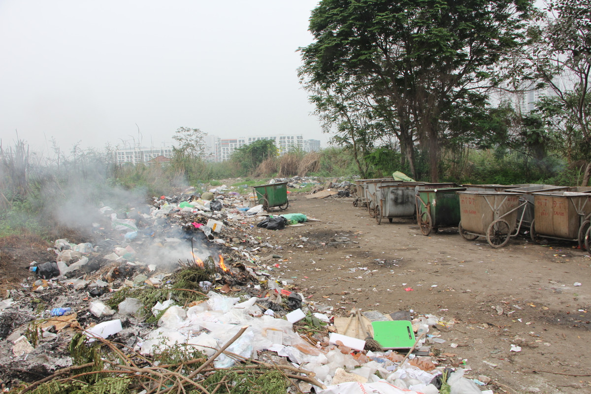 Ghi nhận của PV Báo Tri thức và Cuộc sống, khu đất trống nằm trong khu đô thị Vân Canh, huyện Hoài Đức biến thành bãi rác với hàng dài rác thải hữu cơ, vô cơ và chất thải công nghiệp.