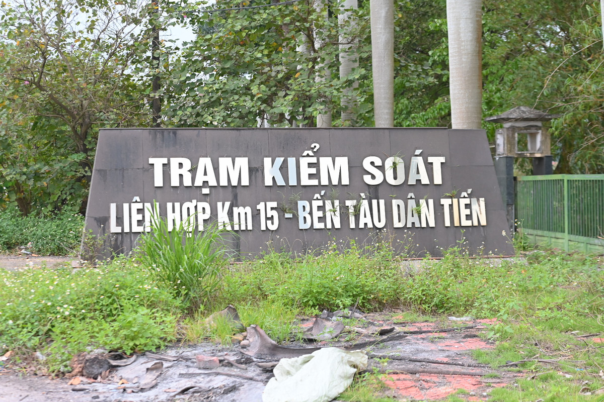 Ngày 14/4/2023, Thủ tướng Chính phủ ban hành Quyết định số 383/QĐ-TTg về việc giải thể Trạm Kiểm soát liên hợp Km15 - Bến đò Dân Tiến. Đúng tròn một năm sau giải thể, trụ sở trạm kiểm soát này đã không một bóng người. Đồ vật tại trạm cũng bám bụi với thời gian.