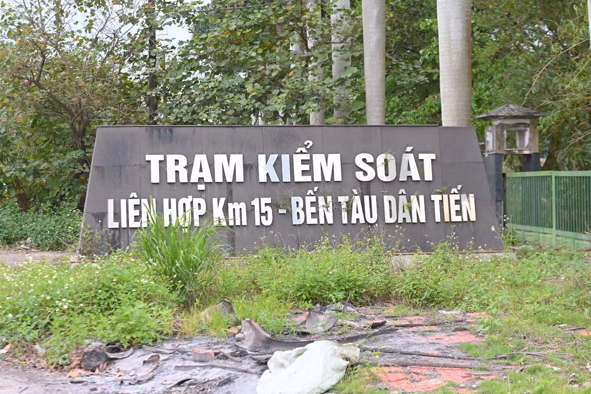 Ngày 14/4/2023, Thủ tướng Chính phủ ban hành Quyết định số 383/QĐ-TTg về việc giải thể Trạm Kiểm soát liên hợp Km15 - Bến đò Dân Tiến. Đúng tròn một năm sau giải thể, trụ sở trạm kiểm soát này đã không một bóng người. Đồ vật tại trạm cũng bám bụi với thời gian.