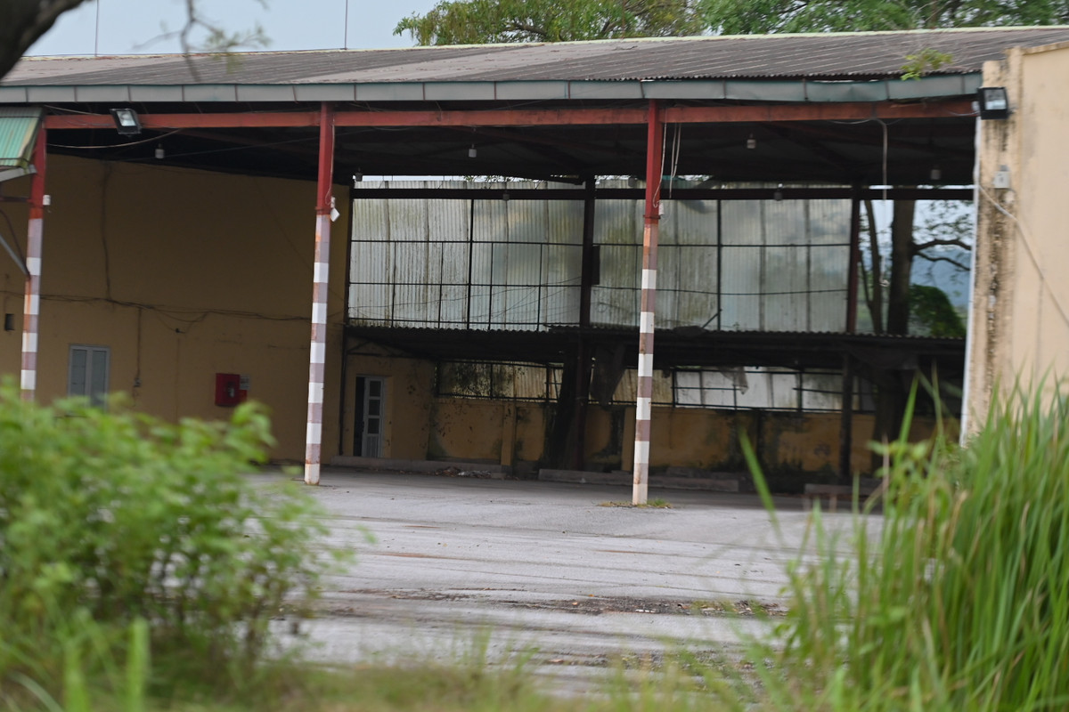 Khu vực buôn bán, dịch vụ giải khát cũng đã hoang tàn, bỏ hoang.