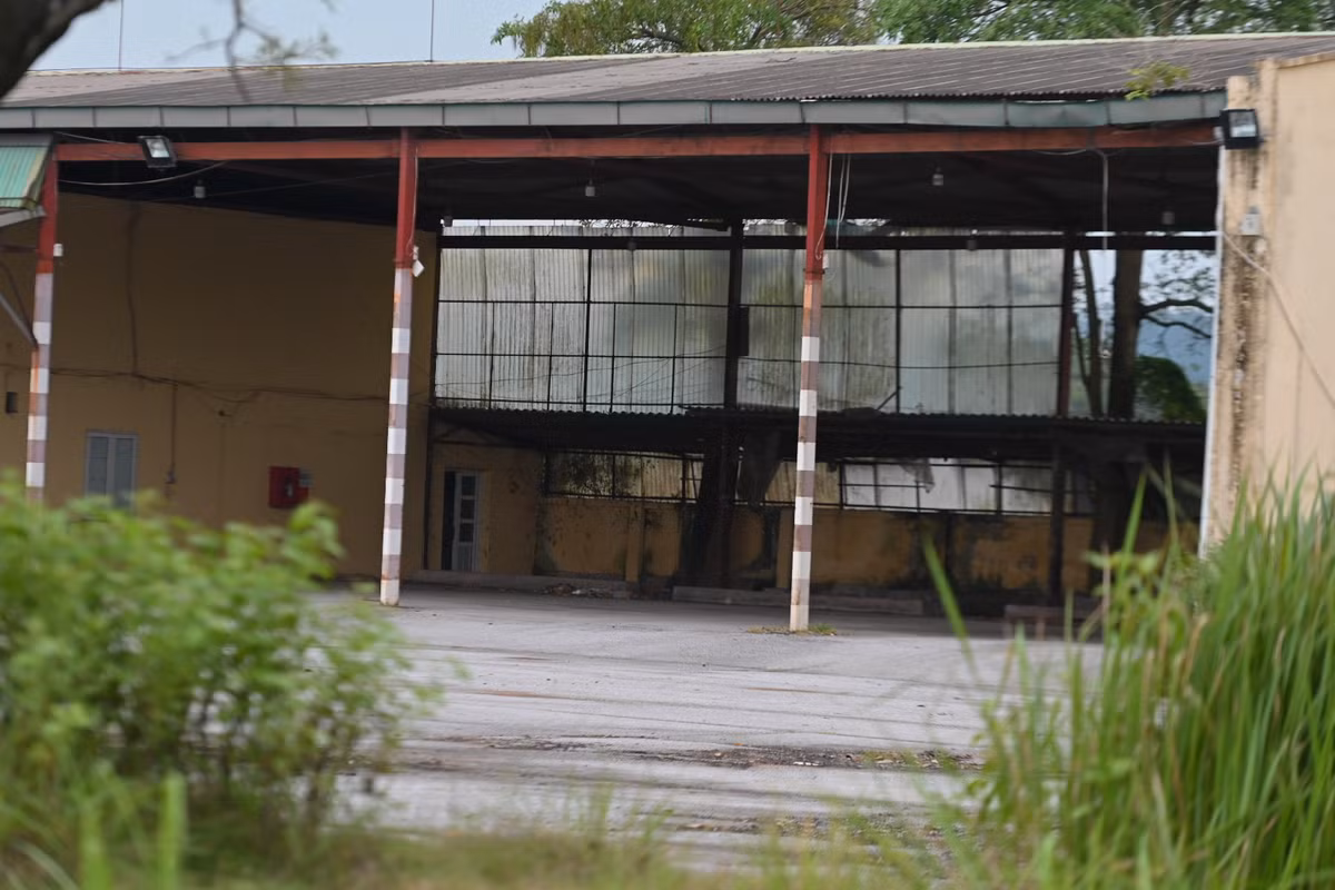 Khu vực buôn bán, dịch vụ giải khát cũng đã hoang tàn, bỏ hoang.