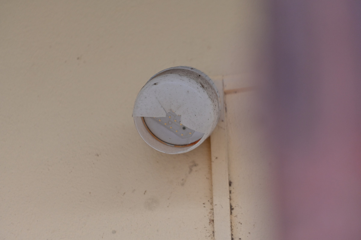 Đèn chiếu sáng cũng đã hư hỏng.