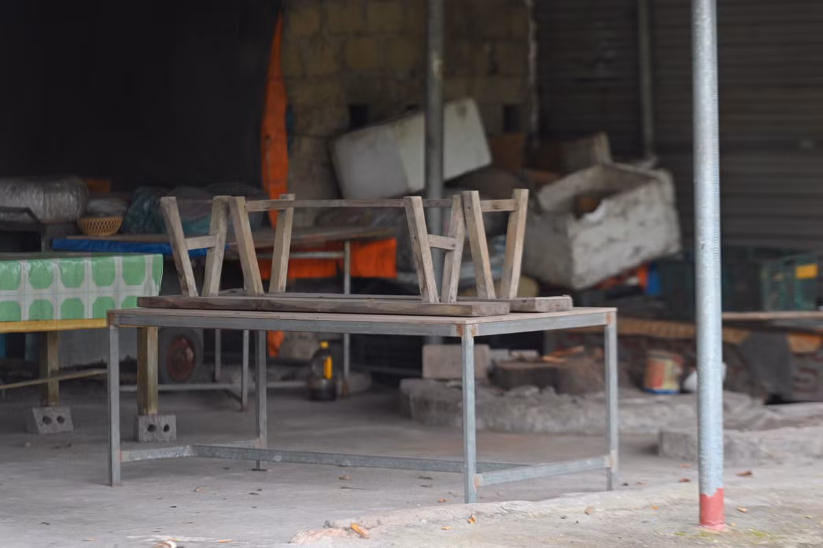 Những chiếc ghế chỉ còn là kỷ niệm.