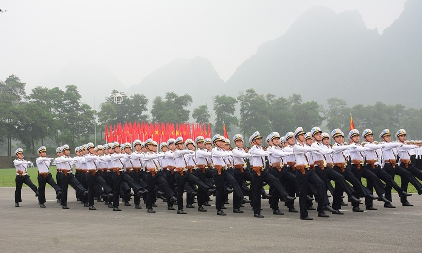 Lễ diễu binh, diễu hành được tổ chức vào sáng 7/5 sau lễ mít tinh tại Sân vận động tỉnh Điện Biên, bao gồm 4 lực lượng: Lực lượng pháo lễ, lực lượng không quân bay chào mừng, lực lượng diễu binh, lực lượng đứng trên sân hơn 12.000 người.