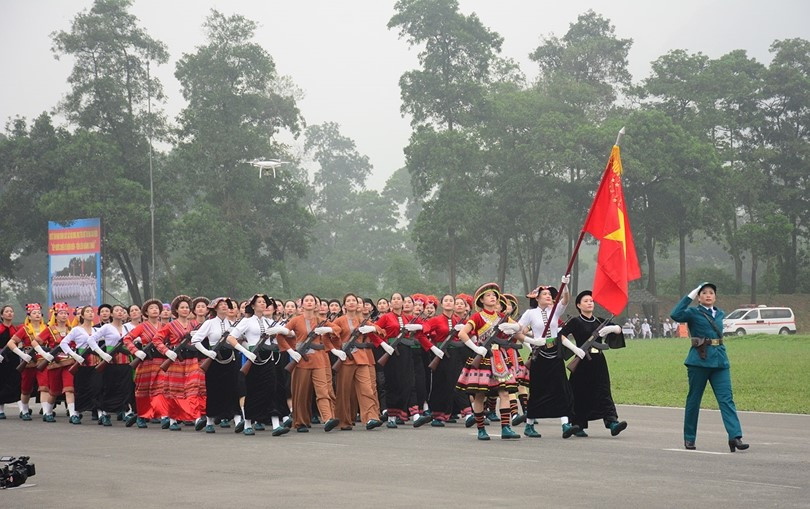 Tiếp đó là phần trình diễn của khối diễu binh (4 khối nghi trượng, 24 khối quân đội, dân quân tự vệ, công an) và khối diễu hành (9 khối cựu chiến binh, thanh niên xung phong, dân công hỏa tuyến, công nhân, nông dân, trí thức, thanh niên, phụ nữ, khối các dân tộc Tây Bắc) và cuối cùng là phần trình diễn của khối nghệ thuật.