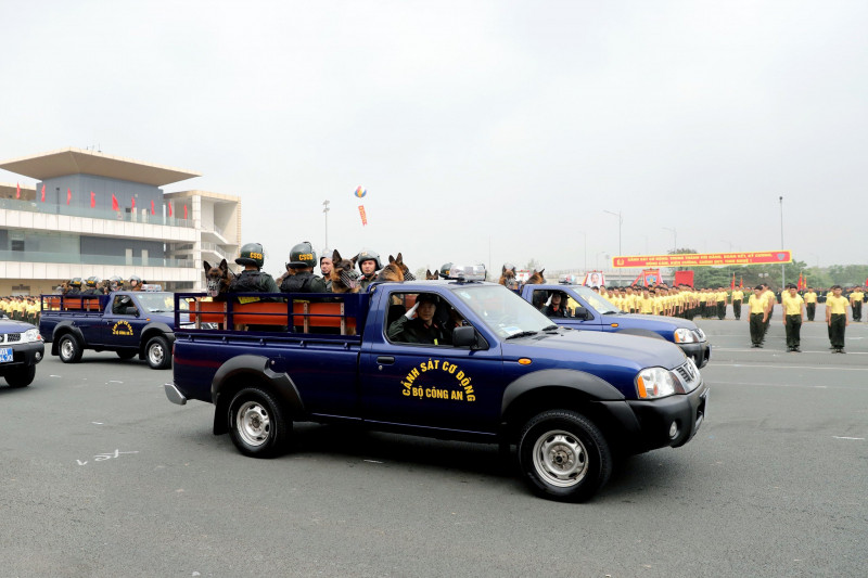 Tại buổi lễ, các đại biểu đã theo dõi chương trình diễu binh, diễu hành và báo cáo kết quả huấn luyện của lực lượng với những màn duyệt đội ngũ, diễu hành phương tiện đẹp mắt, nghiêm trang.