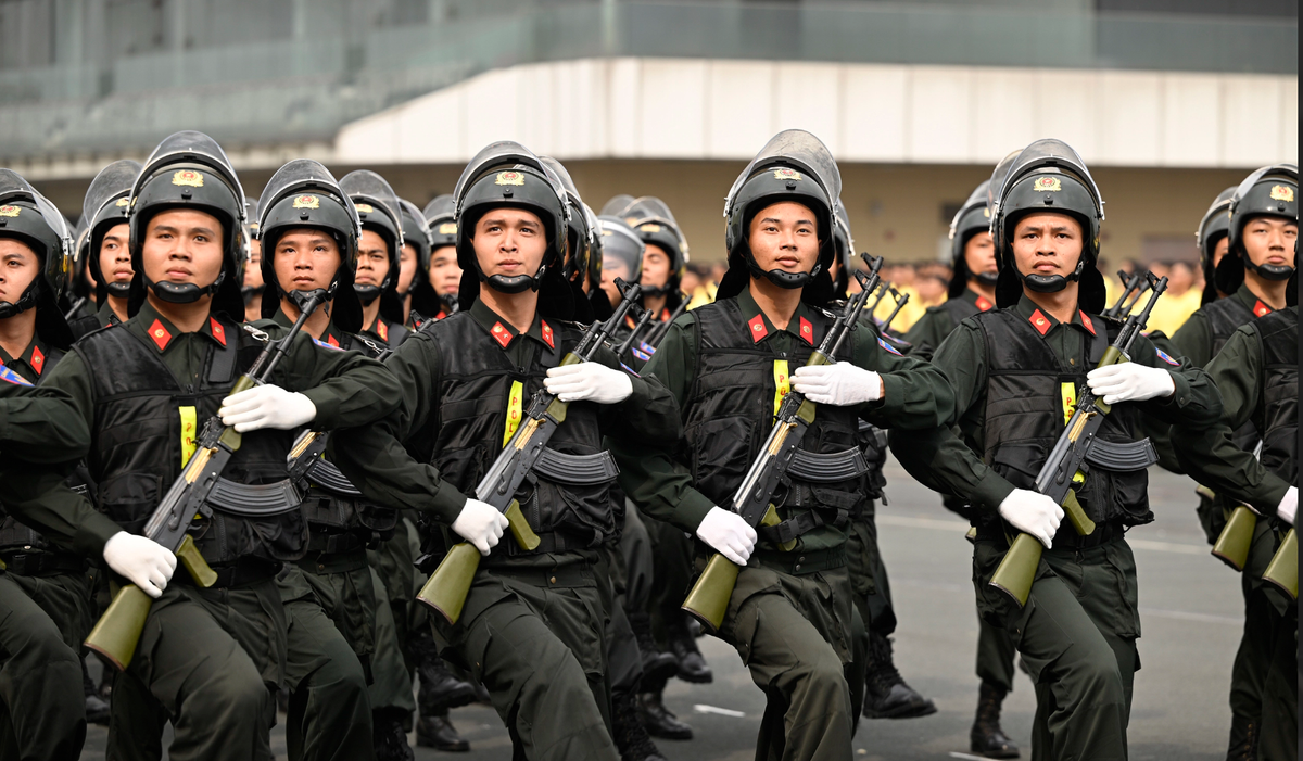 Đặc biệt, kết thúc lễ kỷ niệm hôm nay, có 9 khối với hơn 1.000 cán bộ chiến sĩ sẽ hành quân lên tỉnh Điện Biên để thực hiện nhiệm vụ diễu binh, diễu hành cấp Nhà nước, nhân dịp kỷ niệm 70 năm Chiến thắng Điện Biên Phủ.