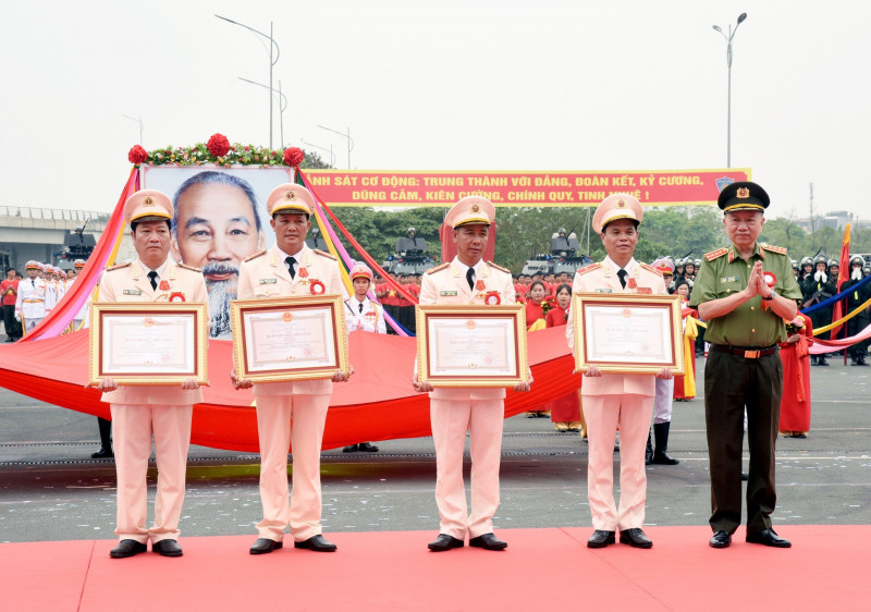 Bộ trưởng Tô Lâm trao Huân chương Chiến công các hạng tặng Thiếu tướng Lê Ngọc Châu, Tư lệnh CSCĐ; Đại tá Phạm Hữu Thinh, Phó Tư lệnh CSCĐ và 2 cá nhân tại buổi lễ.