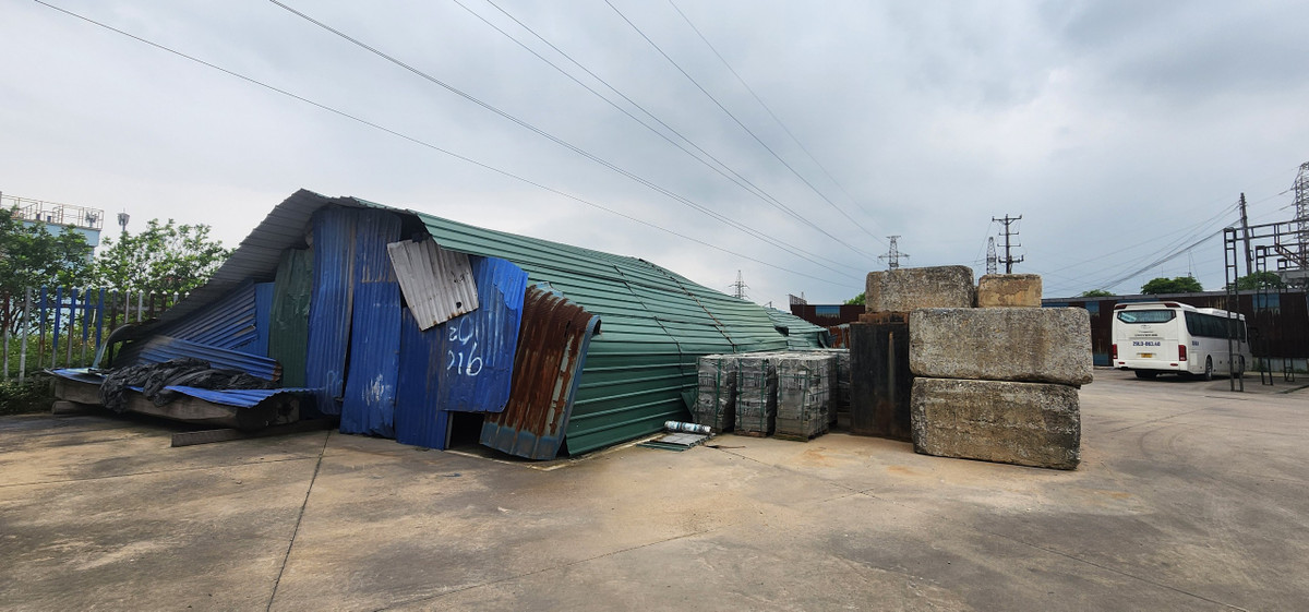 Bến xe Mỹ Hào từng bị phản ánh hoạt động không đúng tính chất của một bến xe khi không có xe khách ra vào bến phục vụ mục đích vận tải hành khách. Khu nhà điều hành biến thành nhà hàng, quán bar, cafe. Sân bãi biến thành bãi tập xe ôtô.