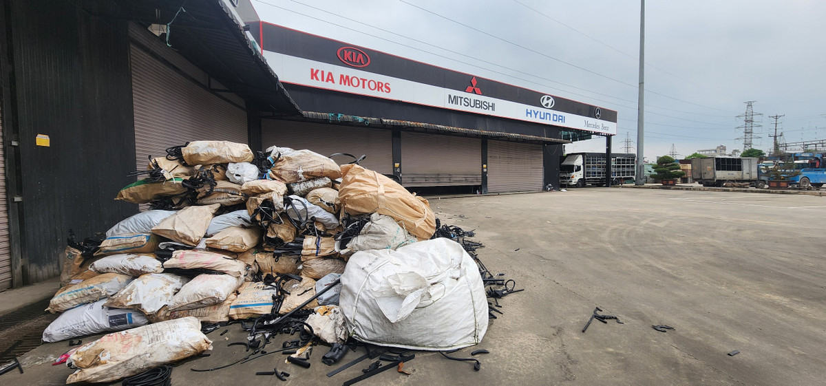 Theo quyết định chủ trương đầu tư của UBND tỉnh Hưng Yên, đất xây dựng bến xe khách được miễn tiền thuê đất cho phần diện tích các hạng mục công trình bắt buộc. Phần đất còn lại của bến xe áp dụng hình thức thuê đất theo quy định của pháp luật hiện hành. Trường hợp công ty không thực hiện dự án theo đúng mục tiêu, tiến độ thì không được hưởng các chính sách ưu đãi.