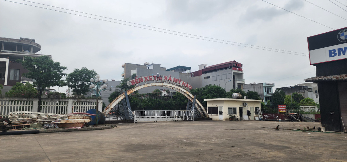 Thị xã Mỹ Hào nằm ở phía Đông Bắc của tỉnh Hưng Yên, có các tuyến giao thông huyết mạch chạy qua như Quốc lộ 5, Quốc lộ 39A và Quốc lộ 38 cùng một số tuyến đường tỉnh, đường huyện. Xây dựng bến xe khách phục vụ nhu cầu đi lại, phát triển hạ tầng giao thông đô thị là một trong những tiêu chí quan trọng để huyện Mỹ Hào được công nhận là thị xã năm 2019.