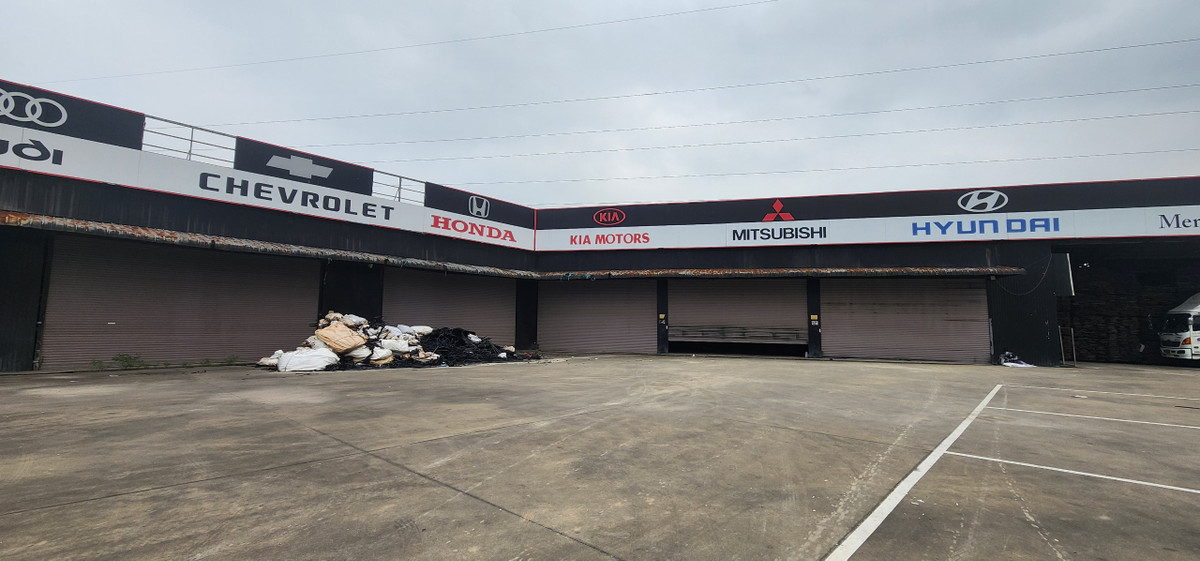 Tuy nhiên, căn cứ theo Quyết định số 108/QĐ-UBND ngày 9/10/2018, Dự án đầu tư xây dựng khu nhà ở; Bến xe khách Mỹ Hào và Nhà máy nước sạch Bình Minh Hưng Yên do Công ty Cổ phần Đầu tư và Xây dựng Bình Minh Hưng Yên làm nhà đầu tư đã chậm tiến độ gần 2 năm (tính đến năm 2022). Được biết, tổng vốn đầu tư thực hiện dự án là hơn 342 tỷ đồng. Trong đó vốn góp đề thực hiện dự án là 200 tỷ đồng, vốn vay hơn 142 tỷ đồng.