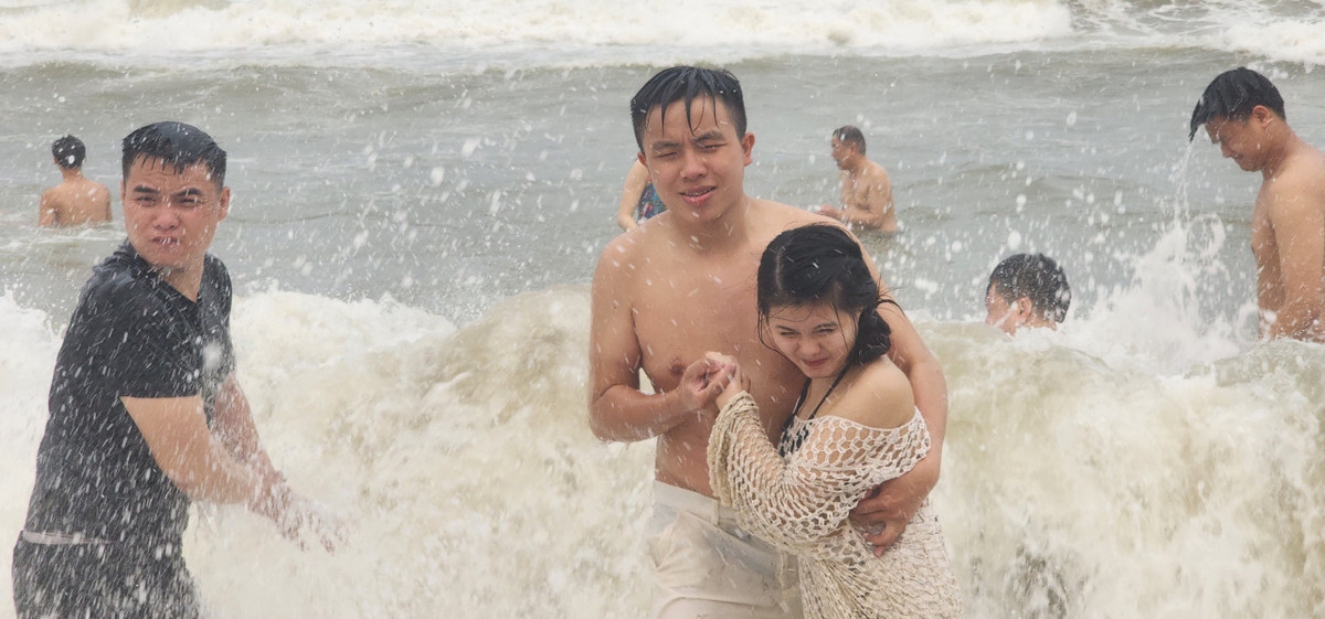 Do cột sóng lớn, sức vỗ mạnh nên nhiều du khách thích thú trải nghiệm cảm giác nhảy sóng ở Sầm Sơn.