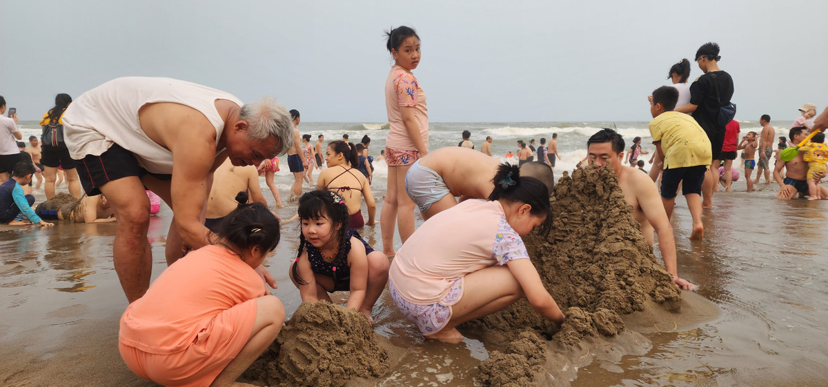 Trẻ em say mê xây "lâu đài cát" với niềm vui riêng.