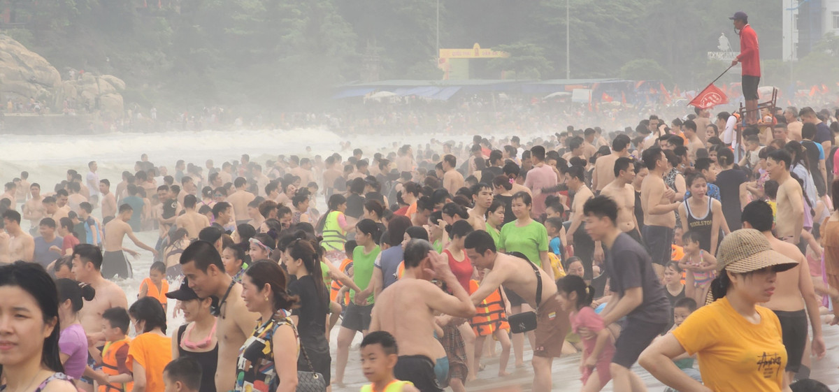 Do biển có sóng lớn và đông đúc du khách nên công tác an ninh, an toàn biển luôn được chính quyền Sầm Sơn bảo đảm.