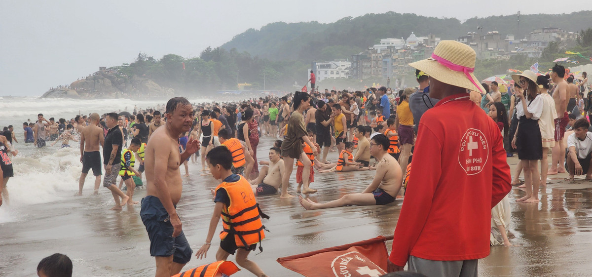 Thậm chí, nhân viên còn xuống sát bờ biển để giám sát.