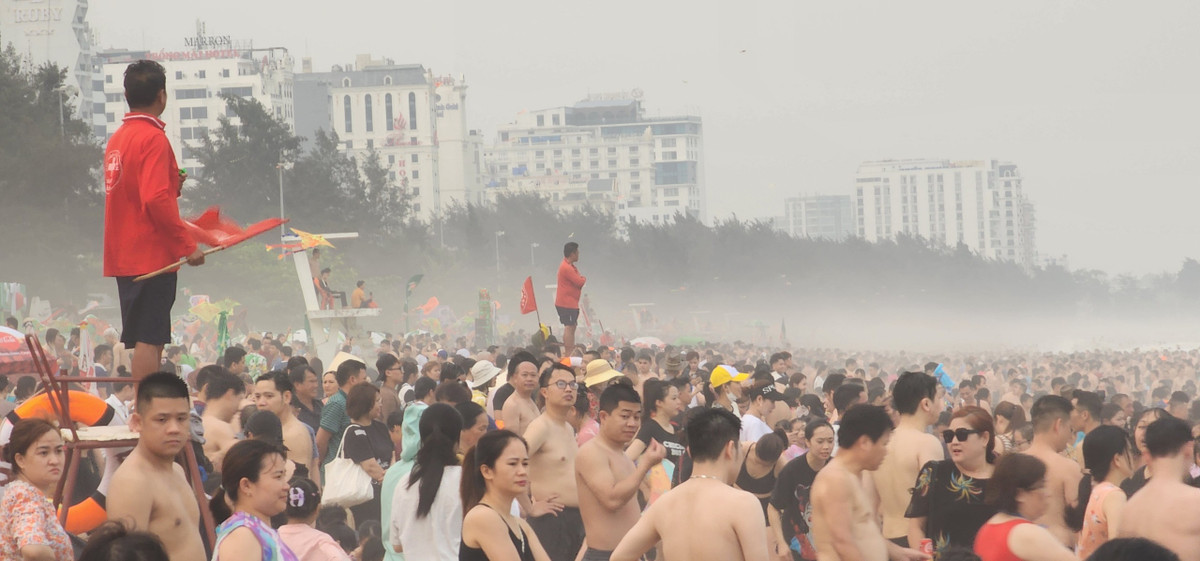 Nhân viên bảo vệ luôn dõi theo hoạt động trên bãi biển.