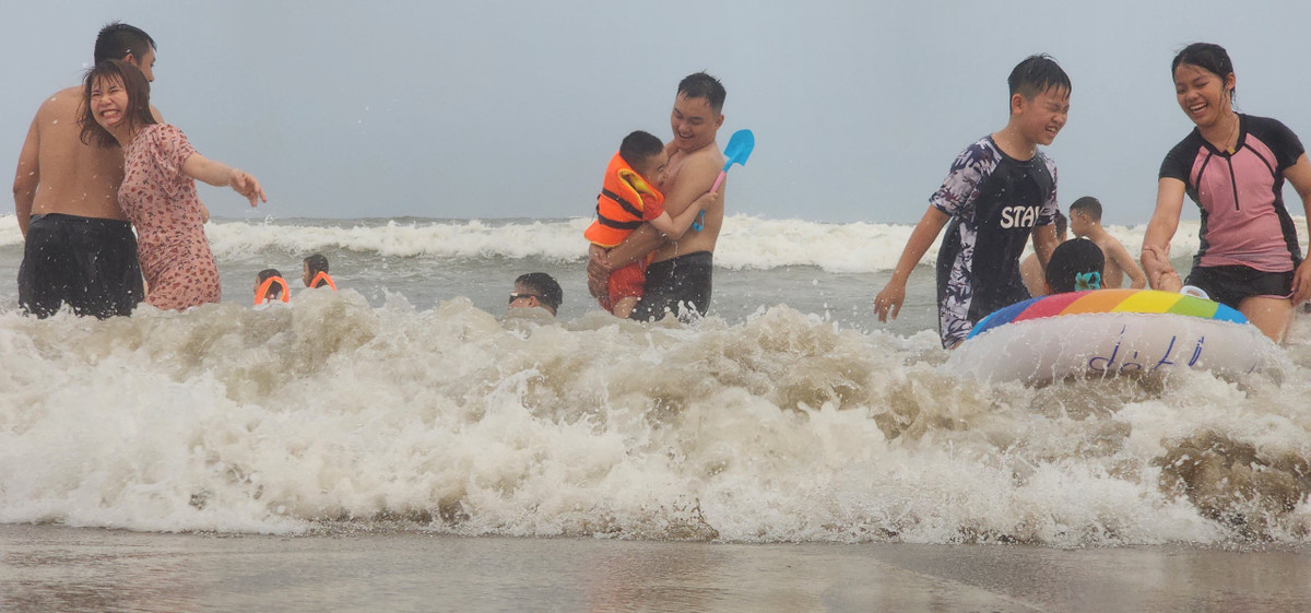 Trẻ em luôn hào hứng với biển Sầm Sơn.