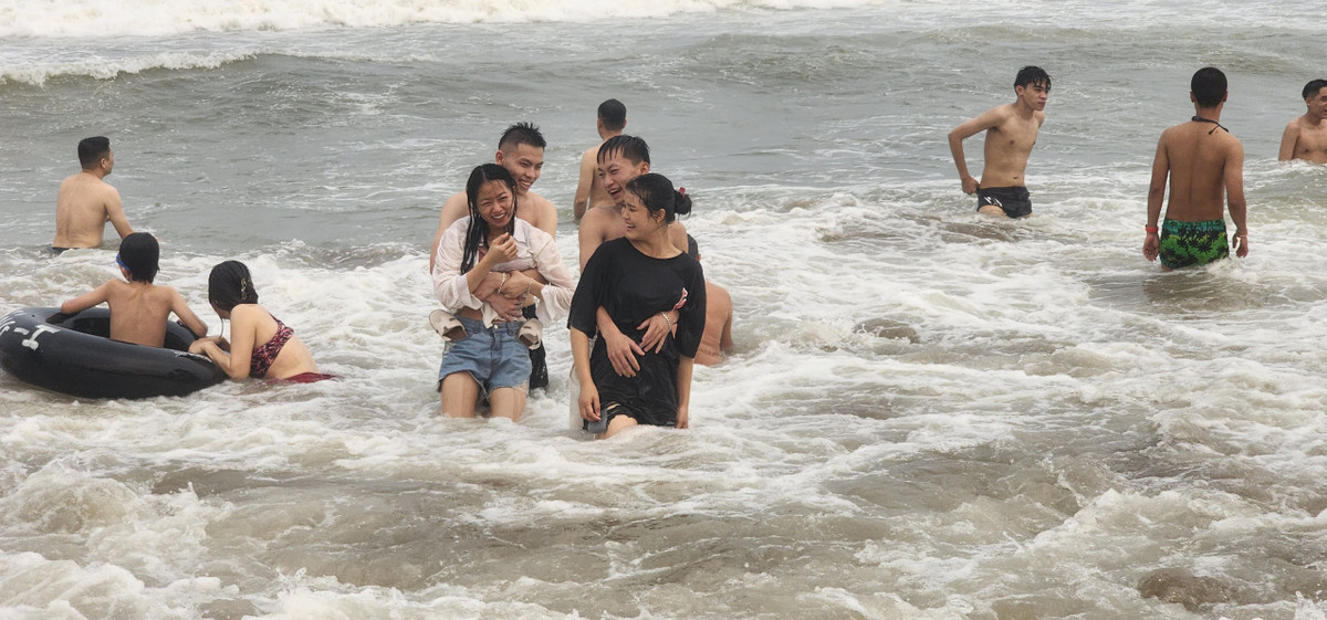 Sóng lớn cũng là điều kiện để các đôi tình nhân thêm gắn kết.