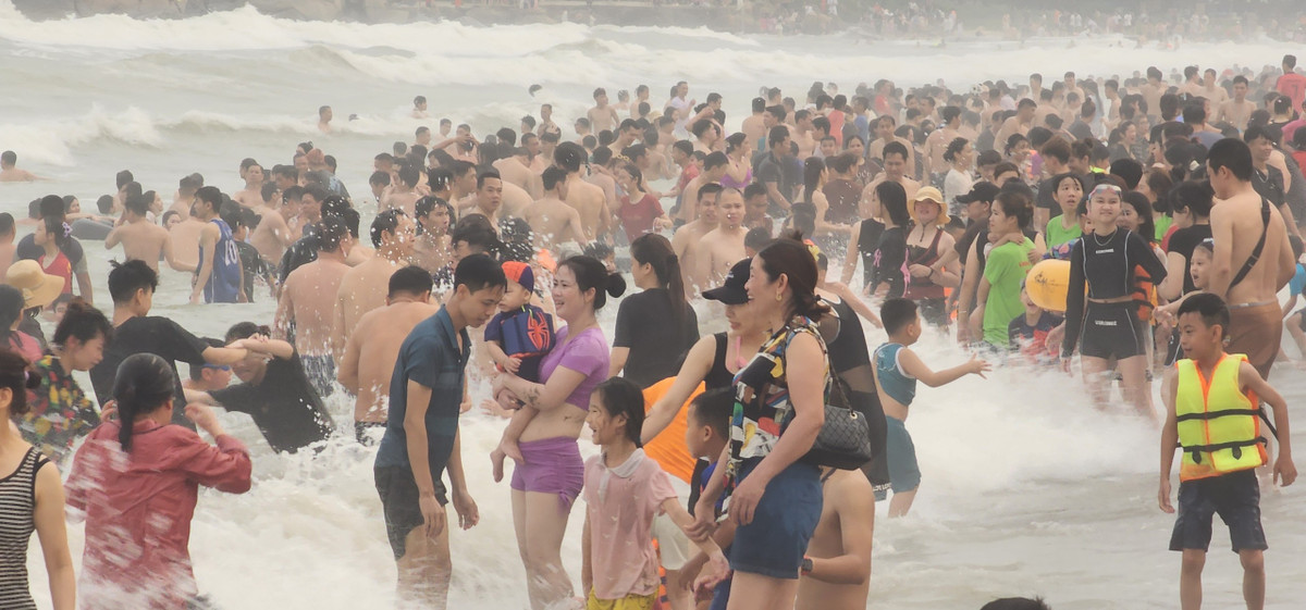 Sức hấp dẫn của biển Sầm Sơn không chỉ về cảnh quan mà còn do sóng biển ở đây có độ vỗ lớn, cột sóng cao, tạo cảm giác mạnh khiến nhiều du khách thích thú, hào hứng tắm biển.