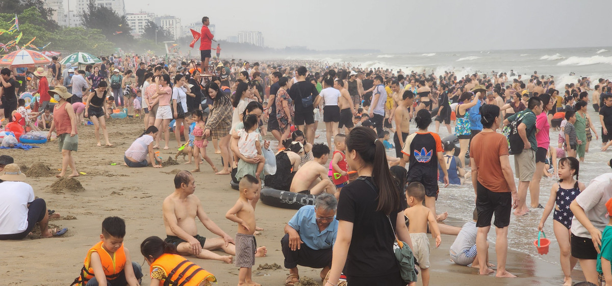 Ngày 28/4 - ngày nghỉ thứ 2 trong kỳ nghỉ lễ 30/4 - 1/5, tại bãi biển Sầm Sơn vẫn tiếp tục thu hút đông đảo du khách đến vui chơi tắm biển.
