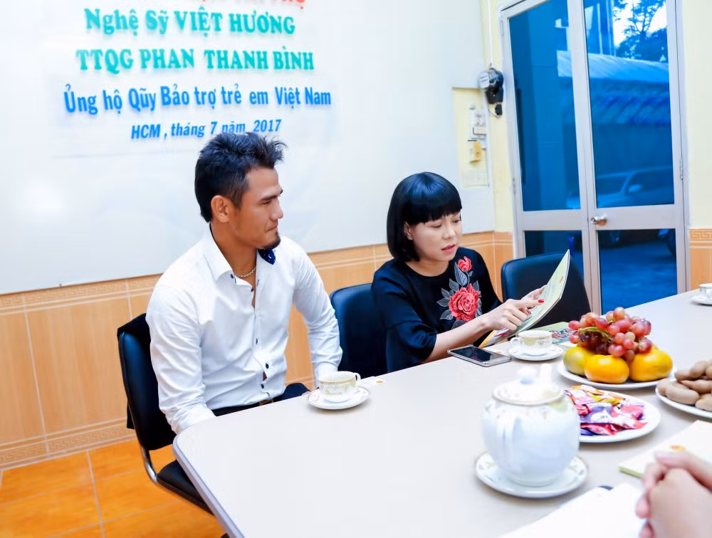 Anh còn cùng một số nghệ sĩ như Việt Hương tham gia các hoạt động thiện nguyện cho các em nhỏ có hoàn cảnh khó khăn. Có thể nói rằng, dù sự nghiệp bóng đá của anh đi xuống nhưng Thanh Bình đã có nhiều fan hơn và được nhiều người biết đến hơn. Ảnh: Alotintuc.