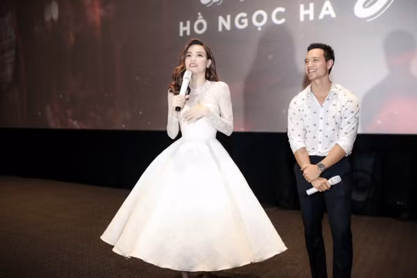 Thậm chí, trong buổi họp báo ra mắt MV, khi được hỏi cảm giác về nụ hôn với Hồ Ngọc Hà, Kim Lý cho biết: “Hôn Hồ Ngọc Hà rất thú vị và nội dung MV cũng rất hay. Hồ Ngọc Hà thì lại hậm hực: “Hôn vậy mà chỉ thấy thú vị. Không lẽ hôn lại?”. Ảnh: Tinnhac.