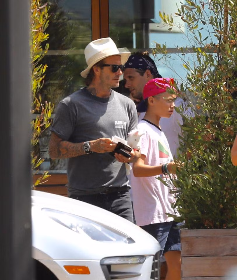 Gia đình Beck-Vic đưa các con đi ăn tối tại nhà hàng ở Malibu. Nhìn ảnh sẽ thấy Beckham rất buồn. (Ảnh: Splash News)