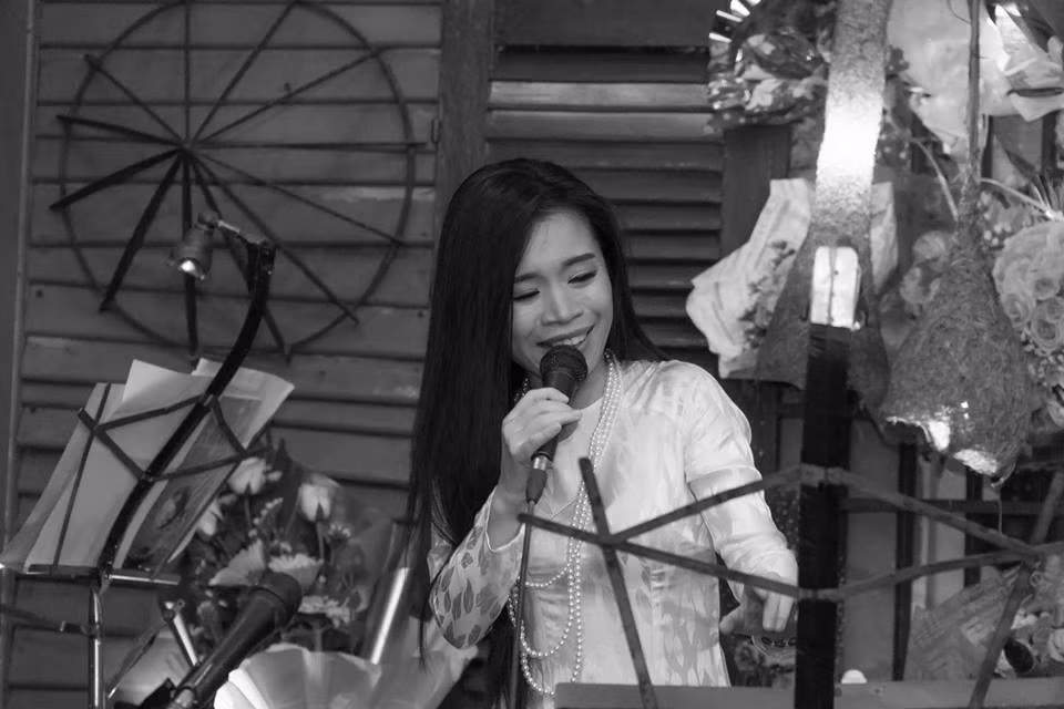 Văn Ngân Hoàng sinh năm 1986 tại Đà Nẵng. Không có nhiều thông tin trên mạng về Ngân Hoàng nhưng thực sự cô có giọng hát nội lực ngọt ngào, cảm xúc dù không qua trường lớp.