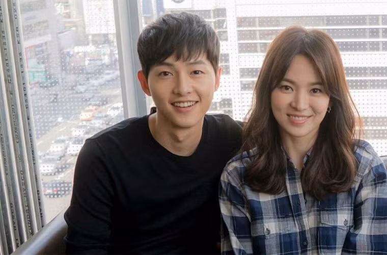 Bí mật hẹn hò từ khi đóng chung phim Hậu duệ mặt trời vào năm 2015 nhưng phải đến năm 2016 khi phim lên sóng thì cặp sao xứ Hàn mới bị nghi ngờ phim giả tình thật vì diễn rất mùi mẫn.