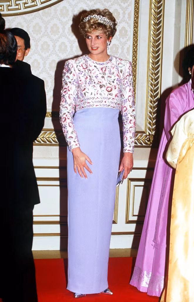 Chiếc váy hiệu Catherine Walker với phần chân váy màu tím hoa cà và phía trên là họa tiết hoa lá có sắc tím khiến công nương Diana vừa nổi bật và trang nhã trong sự kiện ở Seoul năm 1992. (Ảnh: Getty)