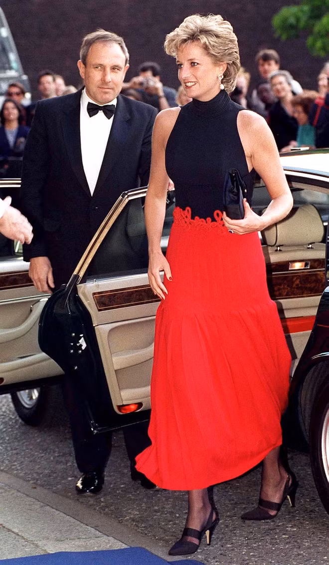Diana lộng lẫy trong chiếc váy đen đỏ khi tới dự một buổi hòa nhạc của Pavarotti nhằm gây quỹ cho hội Chữ Thập Đỏ vào năm 1995. (Ảnh: Getty)