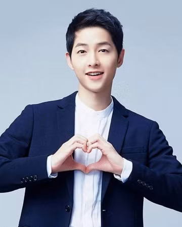 Vóc dáng gầy gò, làn da trắng quá mức cũng là điểm khiến Song Joong Ki bị mọi người chê là nữ tính.
