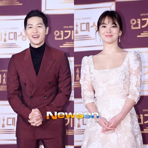 Khuôn mặt nhỏ, làn môi mỏng, mũi thanh, mắt một mí, cộng thêm lớp phấn trang điểm trắng phớ khi đi dự sự kiện, Song Joong Ki trông rất nữ tính. (Ảnh: Newsen)