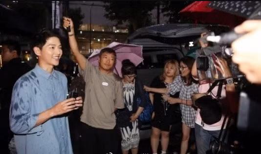 Vóc dáng thanh mảnh, thư sinh, mọi nét trên khuôn mặt đều nhỏ nhắn nên mới nhìn thoáng qua bức ảnh này, nhiều người tưởng Song Joong Ki là nữ. (Ảnh: starnews)