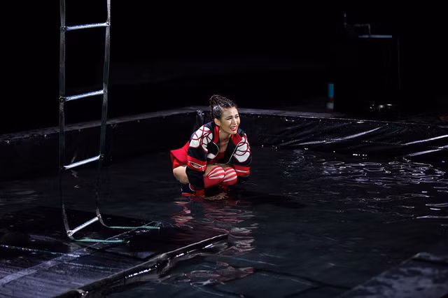 Ở thử thách mới nhất "Leo thang dây chụp hình" Cao Thiên Trang bị cho là thiếu chuyên nghiệp. Trong khi giám khảo đang thị phạm thì cô nhăn nhó, bất hợp tác. Ảnh: Vtv.