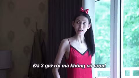 Điển hình là nàng mẫu Thùy Dương, cá tính đến đanh đá điêu ngoa. Cô luôn nhăn nhó, liếc xéo các thí sinh khác khi thấy ai hơn mình. Bản tính hơn thua của cô thấy rõ. Ảnh: Vietq.