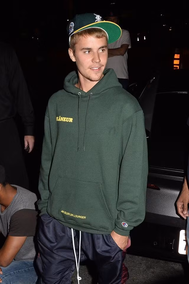 Sau đó hoàng tử pop kiên nhẫn đứng đợi cho tới khi xe cấp cứu tới đưa nạn nhân vào viện. (Ảnh: Splash News)