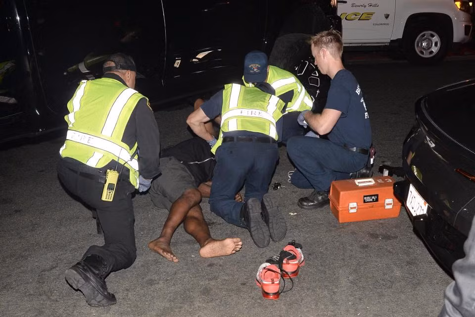 May mắn là nạn nhân chỉ bị thương nhẹ. (Ảnh: Splash News)