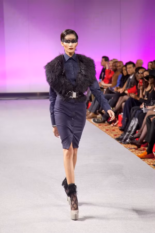 Từ đà đó, Hoàng Thùy trở thành gương mặt quen thuộc của các sàn diễn lớn như New York Couture Fashion Week, London Fashion Week,… những sàn diễn mà bất cứ người mẫu trẻ nào cũng mơ ước. Ảnh: Maivang.