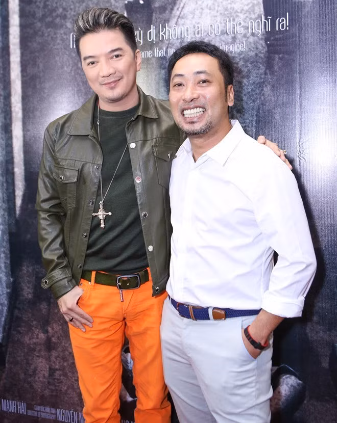 Nóng mặt khi đứa con tinh thần bị chê tơi tả, Đàm Vĩnh Hưng đáp trả không kiêng nể. Với đạo diễn Nguyễn Quang Dũng, Đàm Vĩnh Hưng nói: “Hưng nghĩ mỗi người đều có những cảm nhận của riêng mình. Chưa chắc anh Dũng đã đúng mà chưa chắc Hưng đã đúng. Thế nhưng trước mắt Hưng đã đạt được thành quả với việc có rất nhiều khán giả ủng hộ và bình chọn, chính vì vậy mà Hưng thấy MV này không thể tệ hại như những nhận xét của đạo diễn Nguyễn Quang Dũng. Vì vậy, Hưng thấy rằng những lời bình luận này là không hợp lý, không công bằng, rất bất công cho Hưng cũng như người hâm mộ của Hưng“.