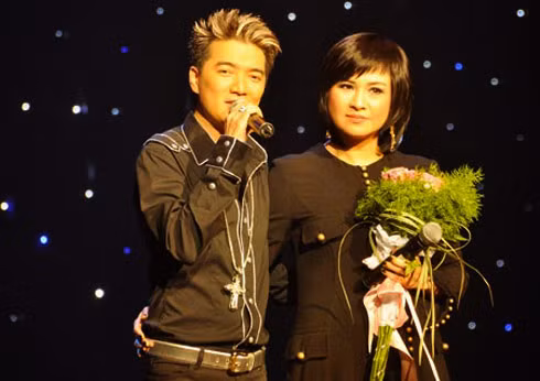 Khi bị ca sĩ Thanh Lam chê "Hà Hồ và Mr. Đàm thì có gì để dạy người khác?" khi anh làm HLV The Voice, Đàm Vĩnh Hưng đã đáp trả trong một cuộc phỏng vấn: “Nếu chị Lam muốn biết tôi sẽ dạy gì cho các thí sinh của tôi, thì cho phép tôi được trân trọng mời chị vào ngồi xem tôi dạy những điều mà chị muốn biết, và tôi chắc chắn một điều rằng, những điều đó diva Thanh Lam mãi mãi không bao giờ có được”. (Ảnh: Soha)