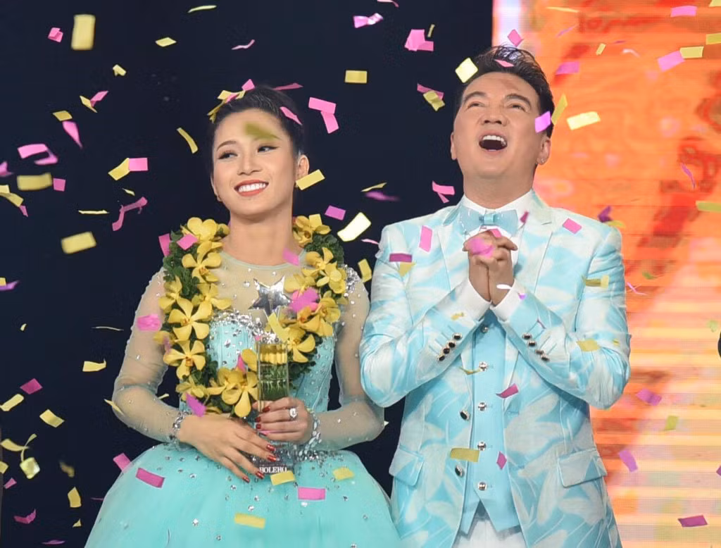 Tháng 6/2017, Đàm Vĩnh Hưng “đanh đá” khi đáp trả những lời chỉ trích Hellen Thủy, học trò của anh, lên ngôi Quán quân Thần tượng Bolero năm 2017: “Nếu bảo chiến thắng của Hellen Thủy ngày hôm nay đều do tôi kêu gọi mới có được, thì chẳng khác nào các bạn đang ám chỉ những khán giả bình chọn cho cô ấy là những kẻ không có lỗ tai, không biết nghe nhạc? Đến mức người khác nói gì cũng răm rắp nghe theo mà không biết phân biệt hay dở? Nếu học trò của tôi thực sự kém tài và hát không hay, họ đã không đồng lòng và cùng bình chọn cho cô ấy với lượt vote cao đến thế”. (Ảnh: Zing.vn)