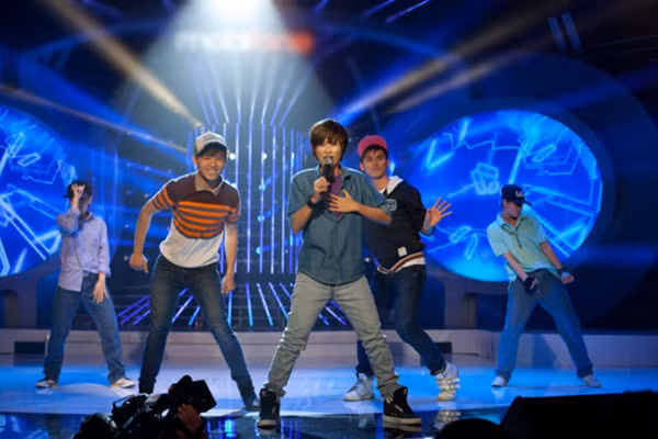 Khởi My hóa thân thành Justin Bieber. Trong chương trình Gương mặt thân quen mùa đầu tiên, Khởi My hoá thân thành Justin Bieber thể hiện ca khúc Baby. Đây là phần trình diễn giúp nữ ca sĩ được khán giả và ban giám khảo công nhận tài năng của mình. Ảnh: Tiin.