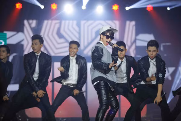 Cô nàng hóa thân thành công từng cử chỉ rất nhỏ của chàng ca sĩ nổi tiếng, từ cái nháy mắt cho đến điệu lướt trên sàn. Sau chương trình, cô nàng đã trình diễn ca khúc này khắp nơi, thậm chí còn chuyển sang các ca khúc khác của Justin Bieber. Ảnh: Tiin.