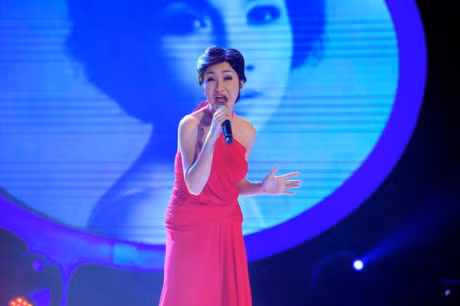 Hòa Minzy hóa thân thành Mỹ Linh. Ngay tập đầu tiên của Gương mặt thân quen mùa 5 phát sóng, Hòa Minzy đã gây ấn tượng mạnh với khán giả khi đóng giả thành giám khảo Mỹ Linh. Ảnh: Danviet.