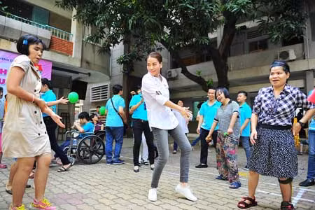 Không ngại thời thiết oi bức và nắng nóng, Trương Ngọc Ánh luôn thoải mái tham gia một buổi sinh hoạt ngoại khoá cùng các thầy cô và các em nhỏ. Cô cùng chơi đùa, ca hát với tất cả mọi người. Ảnh: Hanoimoi.