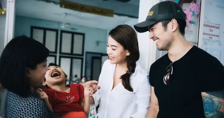 Cô thường xuyên có những hoạt động thiện nguyện tại các trung tâm bảo trợ xã hội trên địa bàn TP.HCM. Mới đây nhất là cùng với diễn viên Thiên Nguyễn đến thăm Trung tâm bảo trợ trẻ tàn tật mồ côi Thị Nghè. Cô còn triển khai thêm các chương trình từ thiện quy mô, hướng tới nhiều đối tượng khác nhau trên cả nước. Ảnh: Tinmoi.