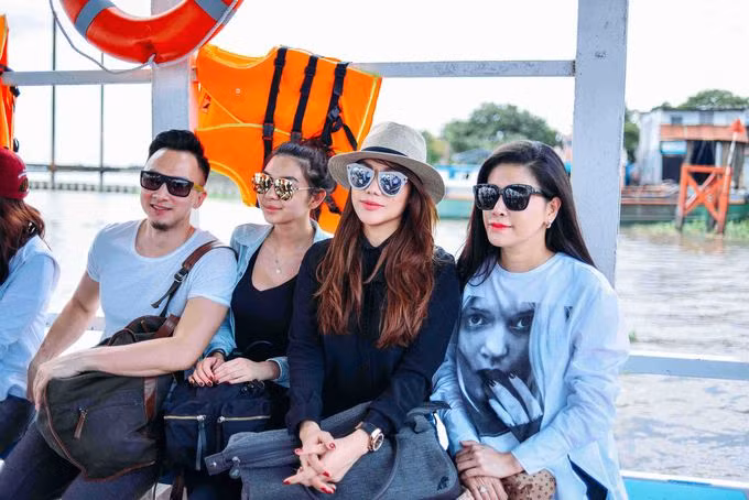 Tháng 3 vừa qua, người đẹp Hương Ga cùng êkíp về miền Tây để quyên góp xây dựng cầu, đường cho xã Tân Phong, huyện Cai Lậy, tỉnh Tiền Giang. Nữ diễn viên không ngại đi đò, lội bùn đất đến trao quà cho người dân. Ảnh: Lamdeponline.